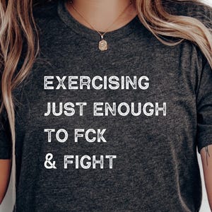 Trainieren Sie gerade genug, um FCK & Fight Shirt Lustiges Fitnessstudio Geschenk für Ihn zu kämpfen