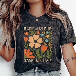 Boho Blommig T-shirt, Radikaliserad av Basic Decency T-shirt, Anti Trump, Social Rättvisa T-shirt, Inkluderande