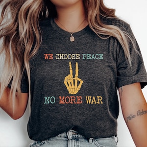 Skelett Frieden Hand Shirt, wir wählen Frieden, kein Krieg mehr T-Shirt, Anti Trump Bild 1