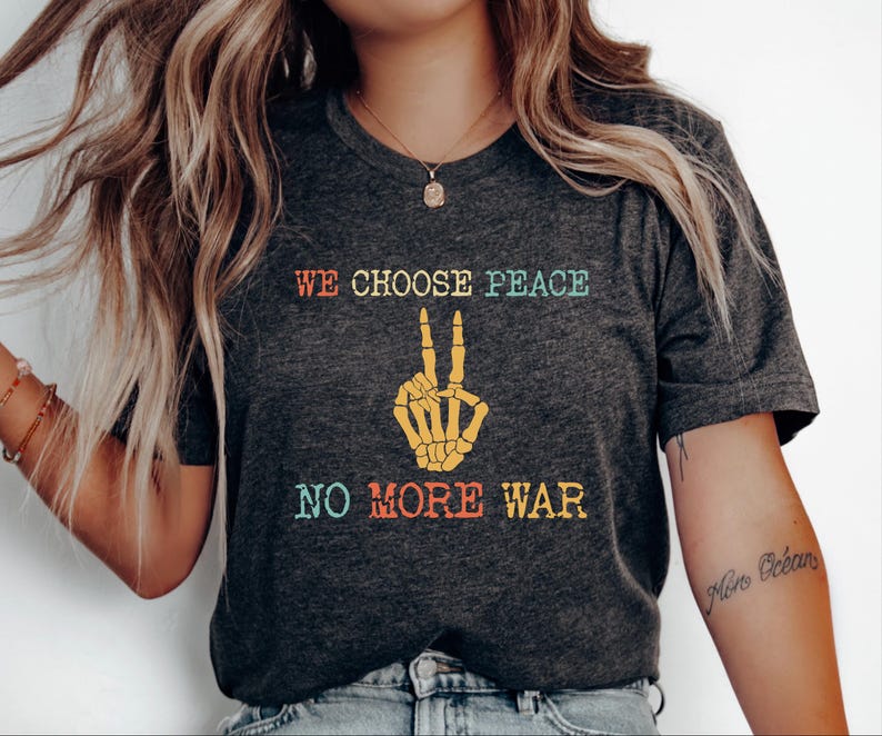 Skelett Frieden Hand Shirt, wir wählen Frieden, kein Krieg mehr T-Shirt, Anti Trump Bild 1