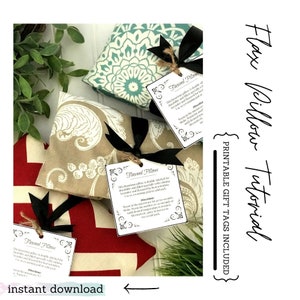 Può includere: Tre cuscini di semi di lino con diverse fodere in tessuto a fantasia. Ogni cuscino è legato con un nastro nero e ha un'etichetta regalo bianca con il testo "Flaxseed Pillows" e istruzioni per l'uso. Il testo sull'etichetta regalo recita: "Questo cuscino di semi di lino è cucito a doppio per una maggiore durata e riempito con semi di lino. È un'alternativa naturale a un impacco caldo per riscaldare il dolore o come impacco freddo."