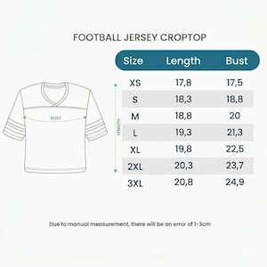 Op de afbeelding: Illustratie van een witte voetbalshirt crop top met maten, lengte (in cm) en borstomvang (in cm) maten. De tekst luidt "FOOTBALL JERSEY CROPTOP". Maten vari&euml;ren van XS tot 3XL.