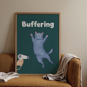 Può includere: Una stampa artistica incorniciata con un gatto dei cartoni animati e la parola "Buffering". Il gatto è a mezz'aria, con una mano che tiene un asciugacapelli che soffia aria su di esso. Lo sfondo è verde scuro.