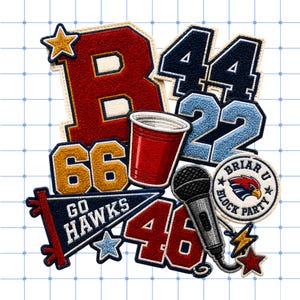 Puede incluir: Una colección de parches bordados que incluye una letra B roja grande con una estrella amarilla, los números 44, 22, 66 y 46, un vaso de plástico rojo, un micrófono, un banderín azul con el texto GO HAWKS y un parche circular BRIAR U BLOCK PARTY.