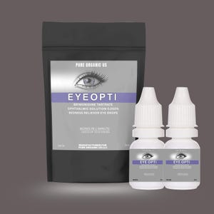 Może przedstawiać: Zdjęcie produktu przedstawia czarną torebkę i dwie białe butelki kropli do oczu EYE OPTI. Torebka zawiera tekst "PURE ORGANIC US" i "EYEOPTI" ze szczegółami produktu. Butelki również wyświetlają logo "EYE OPTI" i informacje o produkcie.