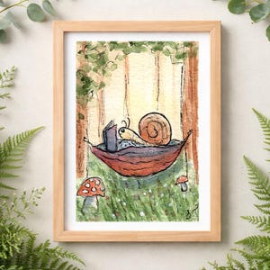 Akvarell konsttryck med snigel och svamp, nyckfull stugfärgad skogsdekor (13x18 cm) Snail Hammock