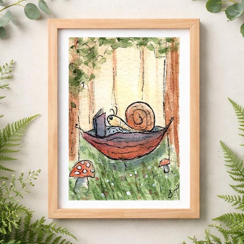 Akvarell konsttryck med snigel och svamp, nyckfull stugfärgad skogsdekor (13x18 cm) Snail Hammock