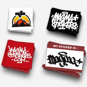 Peut inclure: Un assortiment d'autocollants carrés avec divers motifs. L'un d'eux présente un volcan, tandis que d'autres affichent le texte "MAGMA STICKERS" dans un style graffiti. D'autres autocollants ont le texte ".COM" et "MY STICKER IS:" imprimé.