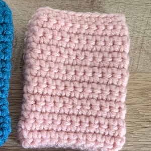 K&ouml;nnte beinhalten: Ein rosa geh&auml;keltes Quadrat, m&ouml;glicherweise ein Untersetzer oder eine kleine Decke.