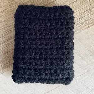 K&ouml;nnte beinhalten: Ein quadratisches H&auml;kelst&uuml;ck in Schwarz mit einer strukturierten Oberfl&auml;che.