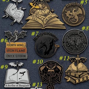 Puede incluir: Una colecci&oacute;n de pines de esmalte con tem&aacute;tica de fantas&iacute;a, con dragones, libros y parejas. Los dise&ntilde;os incluyen dragones con libros abiertos, el texto "FLY... OR DIE" y las palabras "FOURTH WING". Los pines son de varios colores.
