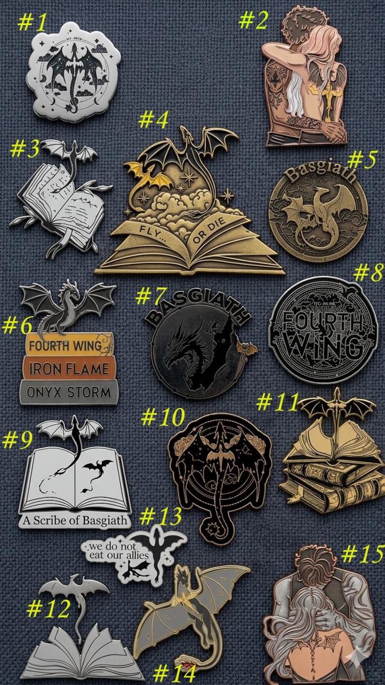 Puede incluir: Una colecci&oacute;n de pines de esmalte con tem&aacute;tica de fantas&iacute;a, con dragones, libros y parejas. Los dise&ntilde;os incluyen dragones con libros abiertos, el texto "FLY... OR DIE" y las palabras "FOURTH WING". Los pines son de varios colores.