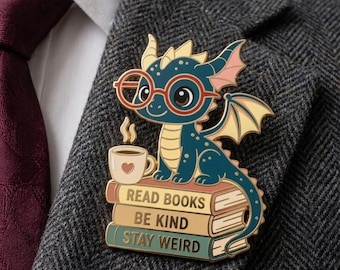 Pin acrílico de un lindo dragón leyendo libros – “Lee libros, sé amable, mantente diferente” – Regalo para amantes de los libros, pin de lectura de fantasía
