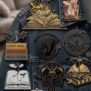 Puede incluir: Una colecci&oacute;n de pines esmaltados con dise&ntilde;os de dragones y libros. Los pines son de varios colores, incluyendo dorado, negro y plateado, y est&aacute;n sujetos a una chaqueta vaquera. Algunos pines tienen texto como "FLY OR DIE" y "FOURTH WING".