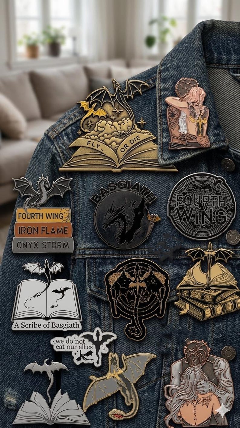 Puede incluir: Una colecci&oacute;n de pines esmaltados con dise&ntilde;os de dragones y libros. Los pines son de varios colores, incluyendo dorado, negro y plateado, y est&aacute;n sujetos a una chaqueta vaquera. Algunos pines tienen texto como "FLY OR DIE" y "FOURTH WING".