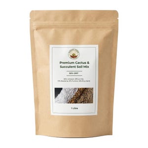 Pode incluir: Um saco de papel castanho com mistura de solo premium para cactos e suculentas. O rótulo diz "Premium Cactus & Succulent Soil Mix" com uma discriminação da composição do solo, incluindo 50% de areia. O saco contém 1 litro de solo.