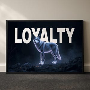 Könnte beinhalten: Gerahmter Kunstdruck mit einem majestätischen Wolf in Grau- und Blautönen, der sich vor einem dunklen, atmosphärischen Hintergrund abhebt. Das Wort "LOYALTY" ist in großen, weißen Großbuchstaben über dem Wolf dargestellt. Das Kunstwerk ist in einem schwarzen Rahmen.