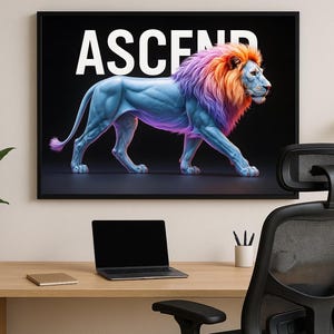 Peut inclure: Une affiche encadrée représentant un lion bleu avec une crinière multicolore orange, violette et rose. Le mot "ASCEND" est imprimé en blanc au-dessus du lion. L'œuvre est affichée sur un mur au-dessus d'un bureau en bois.