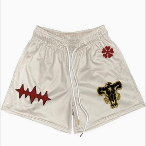 Specialdesignade shorts, broderade nätshorts - beige streetstyle-shorts prydda med blommiga och mönstrade lappar, herrshorts i vardagsstil.