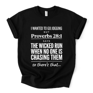 Puede incluir: Camiseta negra con texto blanco. El texto dice: "I WANTED TO GO JOGGING BUT Proverbs 28:1 SAYS THE WICKED RUN WHEN NO ONE IS CHASING THEM so there's that...". La camiseta tiene cuello redondo y mangas cortas.