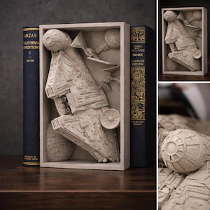 以下が含まれることがあります： ミレニアム・ファルコンのモデル、Xウィング戦闘機、デス・スターを備えた、詳細な薄い灰色のスターウォーズをテーマにしたブックヌック。ブックヌックは、金色の文字が入った2冊の濃い青色の本の間にある。