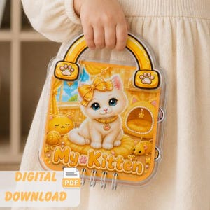 Könnte beinhalten: Ein Aktivitätsbuch in einer transparenten Kunststoffhülle mit gelbem Griff, das ein weißes Kätzchen mit gelber Schleife und Halsband zeigt. Das Cover enthält den Text My Kitten, ein gelbes Katzenbett, ein Wollknäuel und eine kleine Maus.