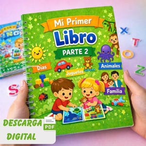 Könnte beinhalten: Ein spanischsprachiges Kinderbuch, "Mi Primer Libro Parte 2", mit Spiralbindung. Das grüne Cover zeigt Illustrationen von Sonne, Auto, Teddybär, Oktopus und Familie. Der Text "Descarga Digital" und ein PDF-Symbol sind ebenfalls zu sehen.