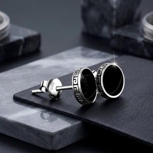 Orecchini a perno in argento sterling 925 con smalto nero, motivo a chiave greca, dischi geometrici minimalisti