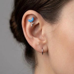 Kolczyk w kształcie liścia z niebieskiego opalu, labret ze stali chirurgicznej 16G, piercing chrząstki