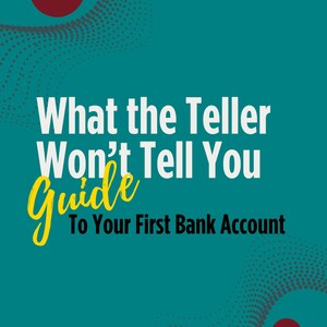 Könnte beinhalten: Eine türkisfarbene Grafik mit dem Text "What the Teller Won't Tell You Guide To Your First Bank Account". Das Wort "Guide" ist in gelber Schrift geschrieben. Die linke obere Ecke hat eine burgunderfarbene Form mit den Buchstaben "RS".