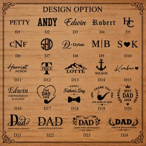 Puede incluir: Un letrero de madera que presenta varias opciones de dise&ntilde;o para la personalizaci&oacute;n. Los dise&ntilde;os incluyen nombres, iniciales y frases como "Feliz D&iacute;a del Padre" y "Mejor pap&aacute; de todos". El letrero es de color marr&oacute;n c&aacute;lido con texto negro.
