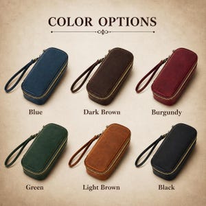Puede incluir: Seis estuches rectangulares con cremallera en azul, marr&oacute;n oscuro, burdeos, verde, marr&oacute;n claro y negro. Cada estuche tiene una correa de mu&ntilde;eca a juego y una cremallera dorada. El texto "COLOR OPTIONS" est&aacute; en la parte superior.