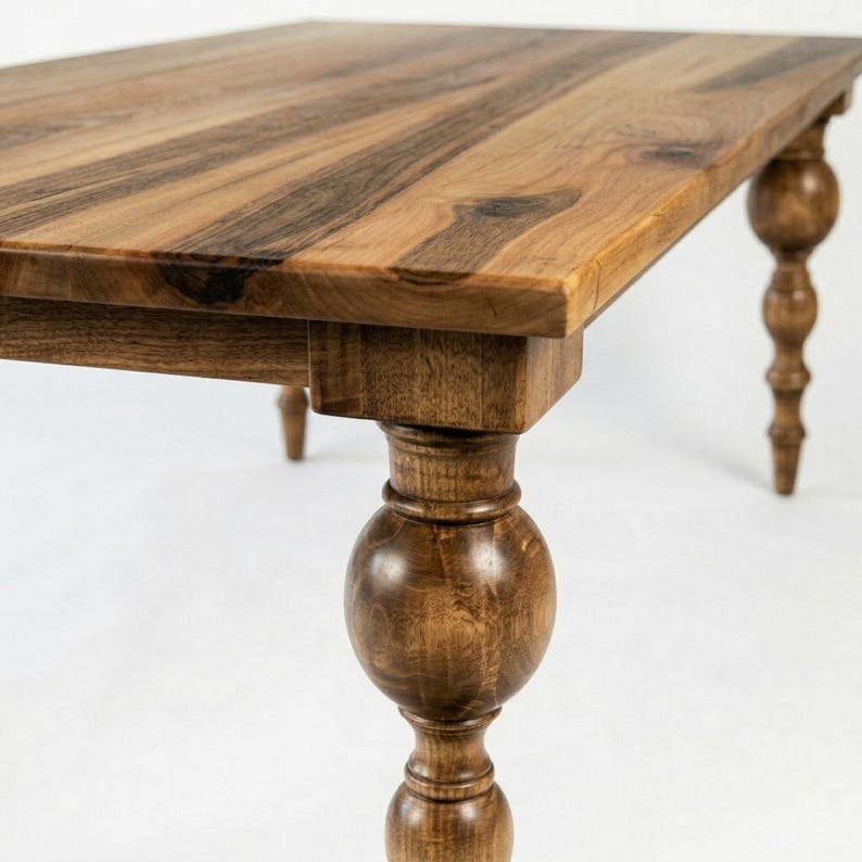 Puede incluir: Mesa de comedor de madera maciza con tapa rectangular y patas torneadas. La mesa es de madera marr&oacute;n claro con vetas m&aacute;s oscuras. Las patas tienen un dise&ntilde;o decorativo y bulboso.