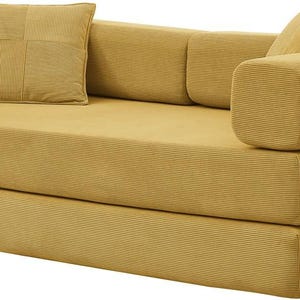 Puede incluir: Una taza de cer&aacute;mica blanca con un asa negra y el texto "But first, coffee" en un estilo manuscrito. La taza est&aacute; sobre una superficie blanca. La taza mide 10 cm de alto.