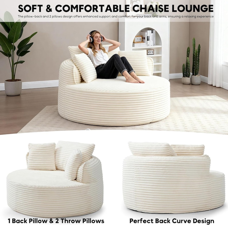 Puede incluir: Un chaise longue suave de color crema con un dise&ntilde;o redondeado. El chaise longue presenta un respaldo de almohada y dos cojines. El texto "SOFT & COMFORTABLE CHAISE LOUNGE" est&aacute; en la parte superior de la imagen.
