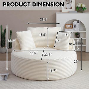 Puede incluir: Una silla redonda de acento color crema con textura de pana. La silla tiene un di&aacute;metro de 135.9 cm, una altura de 68.6 cm e incluye varias almohadas a juego. El texto "PRODUCT DIMENSION" est&aacute; en la parte superior.