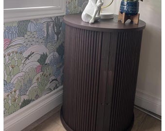 Mesa auxiliar alta con puerta corrediza de persiana, mesita de noche moderna de mediados de siglo con estante de almacenamiento, color negro