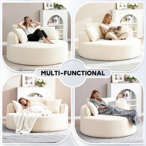 Puede incluir: Un sof&aacute; redondo multifuncional de color crema con textura de pana. El sof&aacute; tiene respaldo y varios cojines. La imagen muestra el sof&aacute; utilizado para diversas actividades, como leer y relajarse.