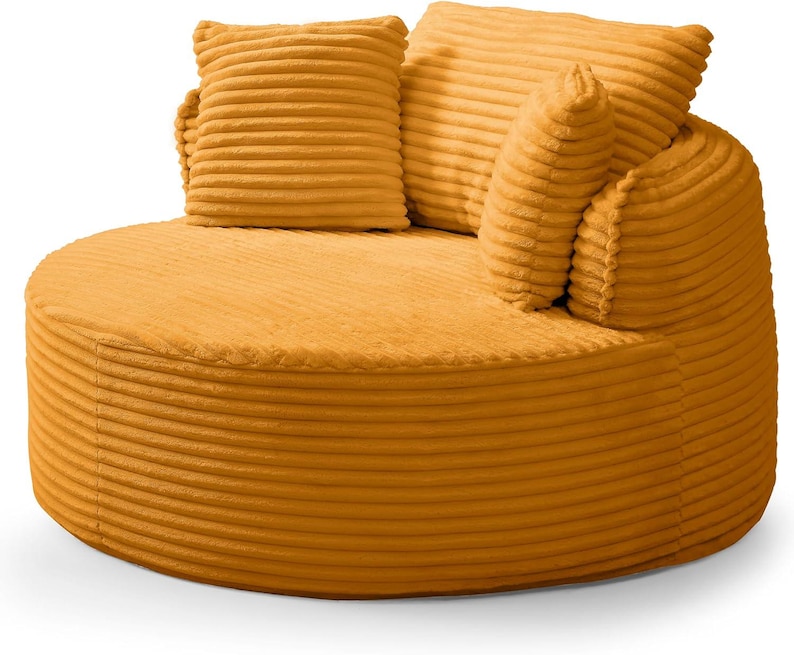 Puede incluir: Un sill&oacute;n redondo de pana color mostaza con cojines a juego. El sill&oacute;n tiene un respaldo bajo y reposabrazos, y los cojines son suaves y acogedores. La tela de pana tiene una textura acanalada, lo que a&ntilde;ade inter&eacute;s visual. Una opci&oacute;n de asiento c&oacute;moda.