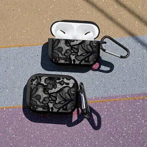 Blommigt AirPods-fodral i spets – Dekorativt fodral med karbinhake | Elegant present till henne