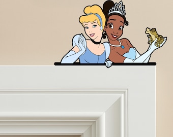 Letrero de madera de la Princesa Cenicienta y Tiana, decoración de puerta de princesa, arte de pared de princesas asomadas, decoración de habitación infantil de Disney, regalo de cumpleaños único