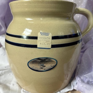 Rzadki garnek z kamionki Marshall Pottery Double Stripe z pokrywką – podpisany przez Tommy'ego Humphriesa