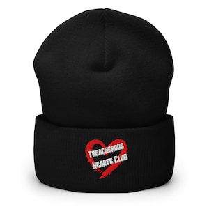 Può includere: Berretto nero con un cuore rosso e la scritta bianca "Treacherous Hearts Club". Il berretto è realizzato in maglia, ideale per proteggersi dal freddo.