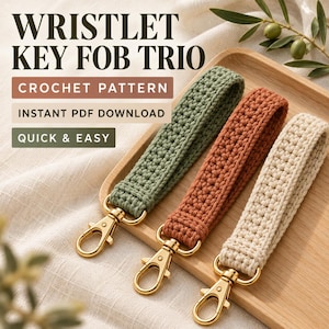 Könnte beinhalten: Drei gehäkelte Schlüsselbänder in Salbeigrün, Terrakotta und Creme, jeweils mit einem goldfarbenen Karabinerhaken aus Metall. Der Text WRISTLET KEY FOB TRIO, CROCHET PATTERN, INSTANT PDF DOWNLOAD und QUICK & EASY ist im Bild zu sehen.