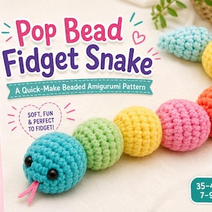 Puede incluir: Una serpiente amigurumi de ganchillo hecha de segmentos esféricos coloridos en azul, verde, amarillo, rosa y naranja. La serpiente tiene ojos negros y una lengua rosa. El texto dice: Pop Bead Fidget Snake, A Quick-Make Beaded Amigurumi Pattern, 35-40 CM LONG.