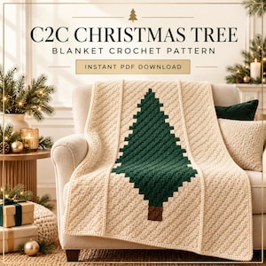 Può includere: Un documento con schema per uncinetto intitolato C2C CHRISTMAS TREE BLANKET CROCHET PATTERN INSTANT PDF DOWNLOAD. L'immagine mostra una coperta color crema con un grande disegno di albero di Natale verde scuro pixelato e un tronco marrone.