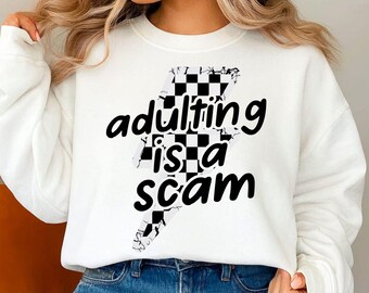 Ser adulto es una estafa SVG PNG, SVG sarcástico divertido, SVG de sarcasmo a cuadros, PNG de humor para adultos, SVG de moda, SVG de humor sobre salud mental, PNG de sarcasmo