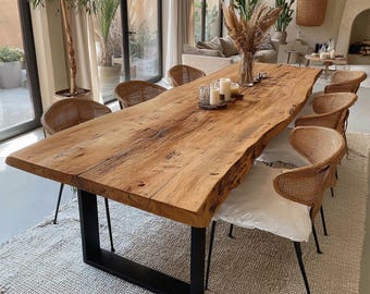 Mesa de jantar artesanal em nogueira com borda natural, tamanhos personalizados.
