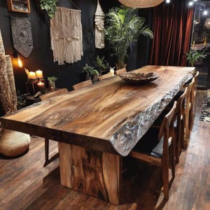 Puede incluir: Una gran mesa de comedor rectangular de madera con borde natural. La mesa es de madera marrón oscura y tiene un borde natural sin terminar. La mesa está soportada por una base de madera maciza y rodeada de sillas de madera.