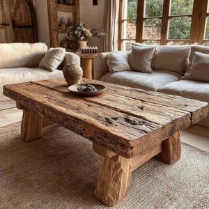 Rustikaler Couchtisch – Tisch aus Massivholz im Used-Look, Wohnzimmermöbel im Landhausstil, handgefertigte Vintage-Dekoration